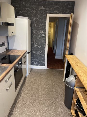 3 Bed Flat, Stonegate Road, LS6 - Photo 2