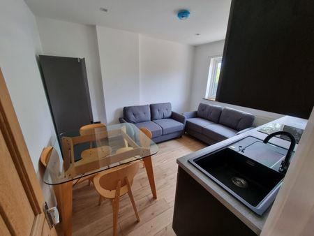 3 Bed Flat, The Ridgeway, W3 - Photo 2