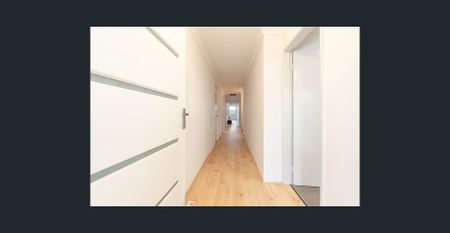 Picture-Perfect Coastal Home – Stylish and Low Maintenance! - Photo 4