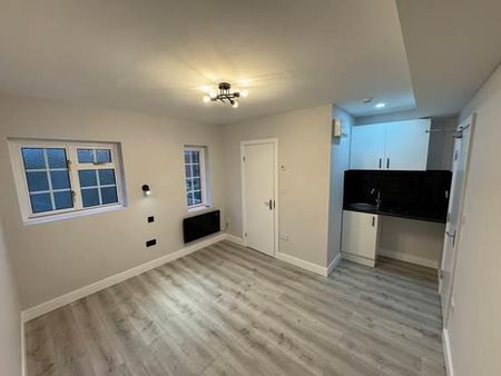 Charles Road, Staines-Upon-Thames TW18, London - Photo 2