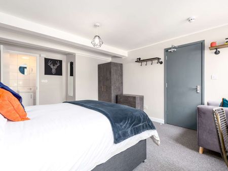 OX Living is proud to present this high-quality 9-bedroom co-living property, perfect for working professionals looking for stylish, stress-free living. Room 3 - Photo 4