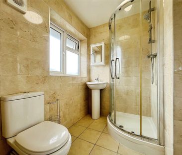 Kingsley Avenue, Englefield Green, Egham, Surrey, TW20 0PT - Photo 4
