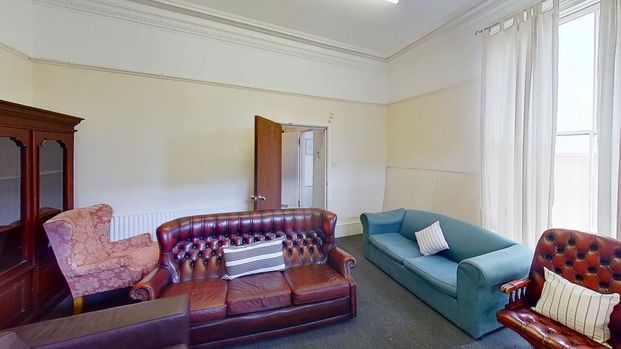 8 bedroom house to rent - Photo 1