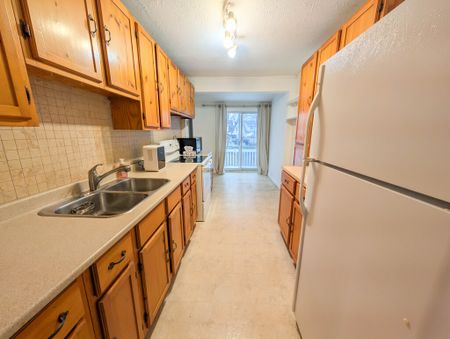 2 Bedroom House with Fully Finished Basement in St. Catharines! - Photo 3