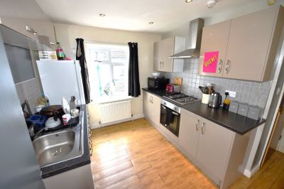 3 bedroom Flat in Otley Road, Leeds - Photo 4