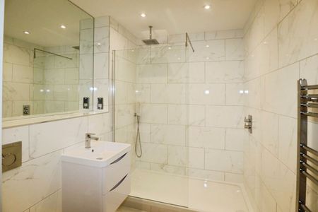 1 bedroom Flat To Let - Photo 2