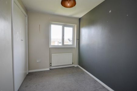 3 bedroom end of terrace house to rent - Photo 2