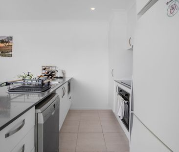 3 MONTH LEASE! Fully Furnished Modern Living in Quiet Pocket! - Photo 5