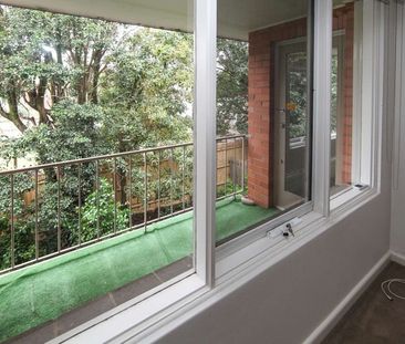 Spacious and private 1 bedroom apartment in Malvern East - Photo 4