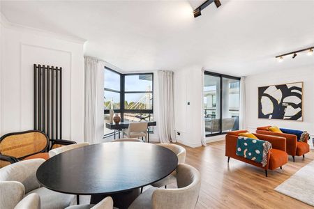 An immaculate two bedroom apartment in the prestigious Waterside Point building. - Photo 2