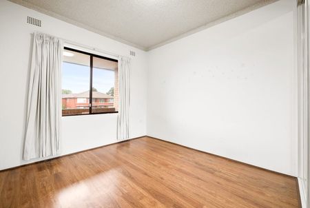 North-Facing Top-Floor 3 Bedrooms Retreat with Light, Space & Style - Photo 3