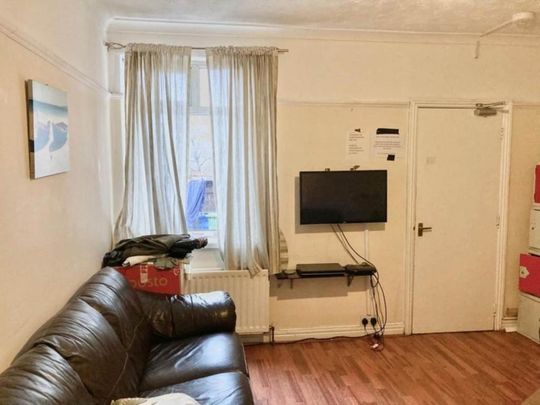 1 bedroom in a house share to rent - Photo 1