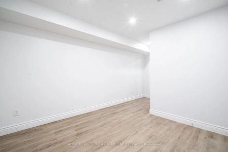 Property For Lease | X8425458 - Photo 3