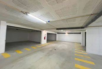 2 bedroom flat like new near the Wisteria Shopping Center!