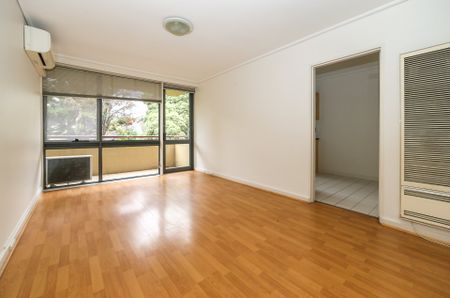 Conveniently Located Two Bedroom Apartment - Photo 2