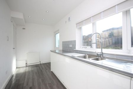 2 bedroom end of terrace house to rent - Photo 5