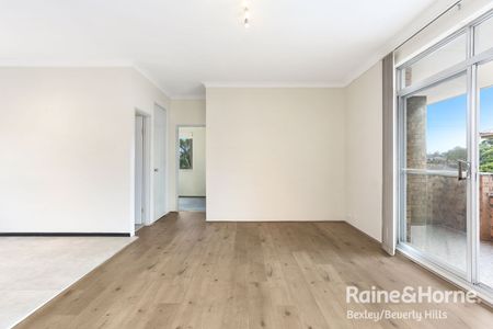 SECURITY COMPLEX - IDEAL LOCATION - Photo 4