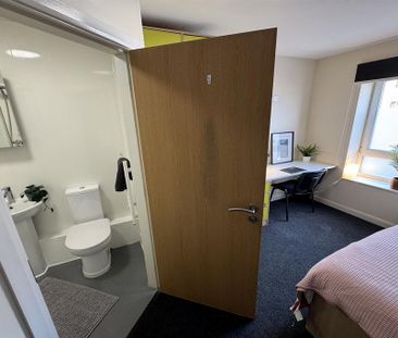 1 bedroom in a flat share to rent - Photo 2