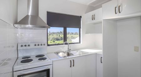 Two-bedroom home Papatoetoe! - Photo 2