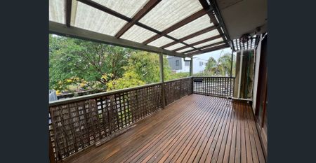 BEAUTIFULLY APPOINTED ONE BEDOOM APARTMENT. - Photo 2