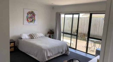 Modern 3 bedroom home in fantastic location - Photo 3