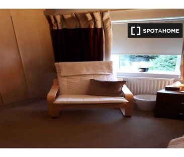 Room in shared 3-bedroom flat in Northside, Dublin - Photo 2