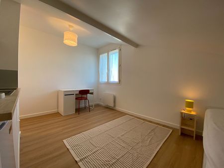 "LE CHARMANT" - Location Appartement joue les tours : 11.12 m2 - Photo 2