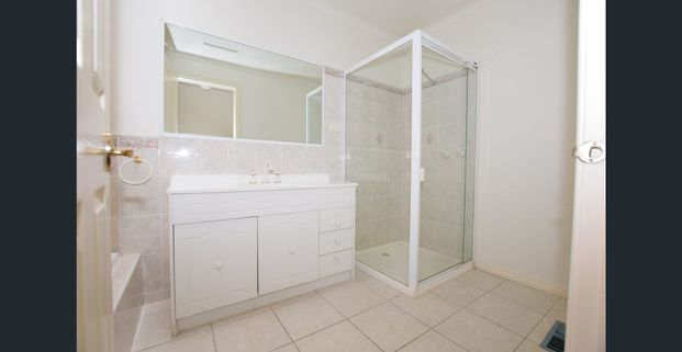 Modern, Spacious & Low-Maintenance unit in a Quiet Croydon Pocket - Photo 1