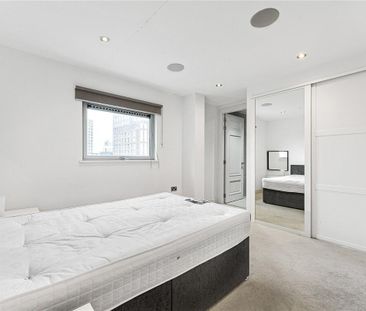 2 bedroom flat in London - Photo 1