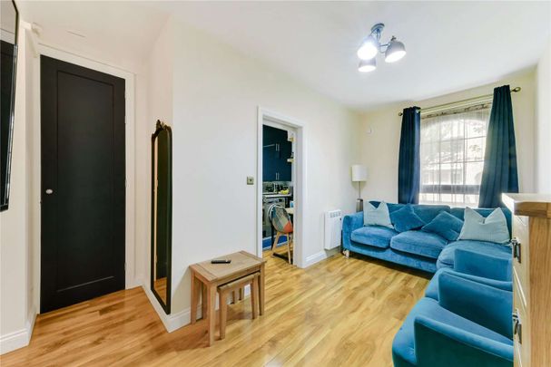 Situated in Frobisher House the property has recently been refurbished to a high specification. - Photo 1