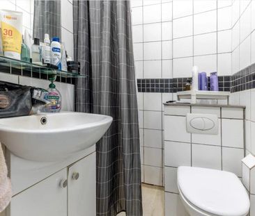 <b>Lys 2-værelses lejlighed med god planløsning – centralt i Aalbor... - Photo 2