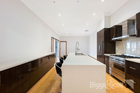 PERFECTLY SITUATED FAMILY HOME! - Photo 4