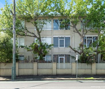 FIRST FLOOR FRONT APARTMENT! - Photo 3