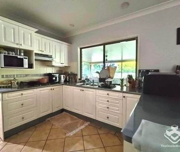 Shared acreage home- Room rent only - Photo 6