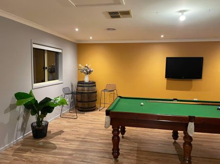 Spacious Family Home In A Quiet Neighborhood - Photo 5