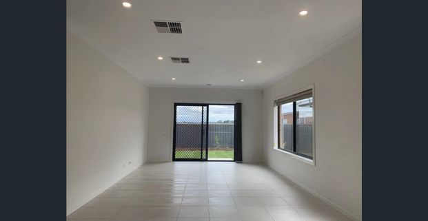 Lovely Family Home in Tarneit - Photo 1