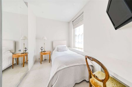 Lateral five bedroom apartment set within a prestigious block in St Johns Wood with porter and parking - Photo 5