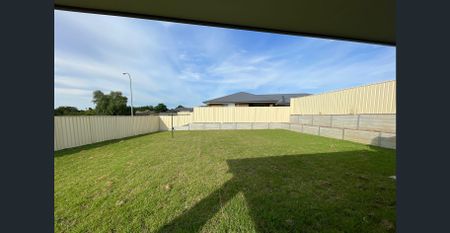 Modern 4 Bedroom Home - Photo 3