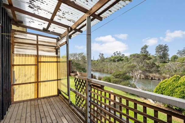 Quiet home overlooking Kananook Creek - Photo 1