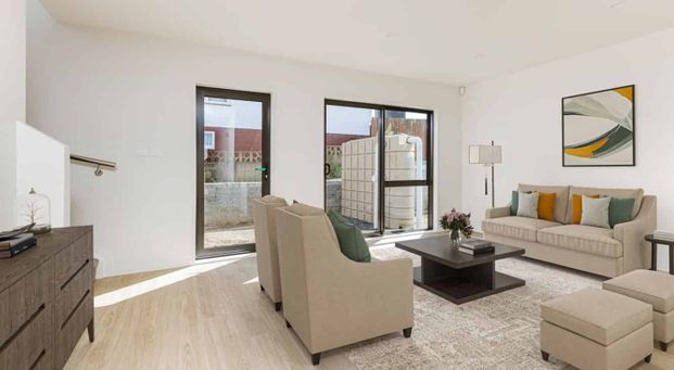 Spacious 3-Bedroom Townhouse Available for Rent in Papatoetoe - Photo 1