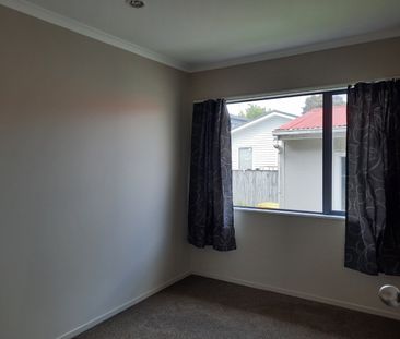 Kelston, Auckland - Photo 1