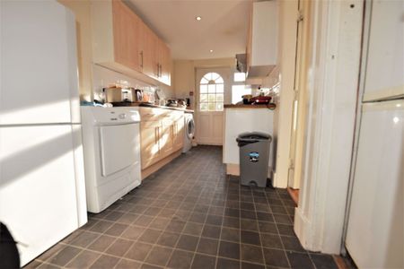 4 bedroom House in Drummond Avenue, Leeds - Photo 3