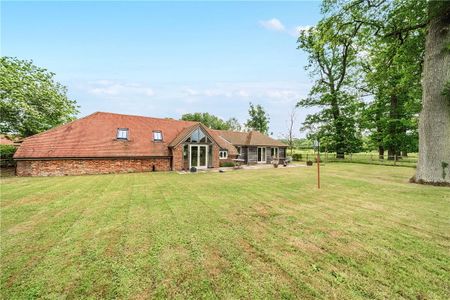 LET AGREED A delightful 2/3 bedroom detached FURNISHED barn conversion situated in a old farmstead just outside Hungerford. - Photo 4