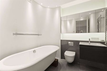 A very spacious two bedroom coach house, tucked away on one of Clapham's most premier roads. - Photo 4