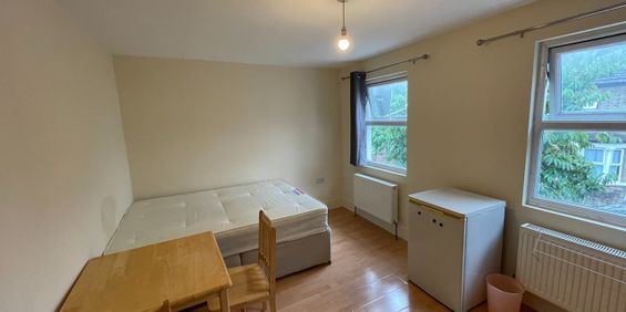 Room in a Shared House, Downsell Road, E15 - Photo 3