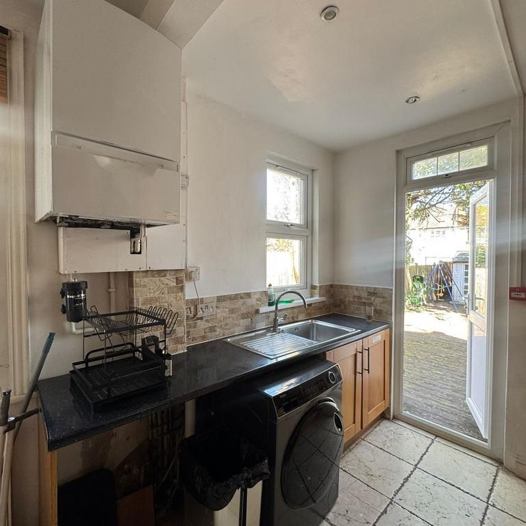 1 bedroom in a house share to rent - Photo 1