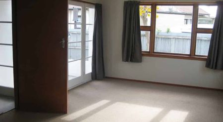 Family Friendly Home in Popular Neighbourhood - Photo 4