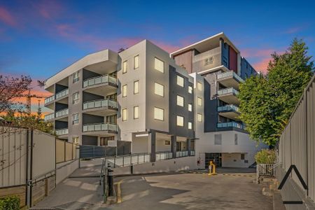 Spacious Sunlit 3-Bedroom Apartment Near Westfield Parramatta - Photo 3