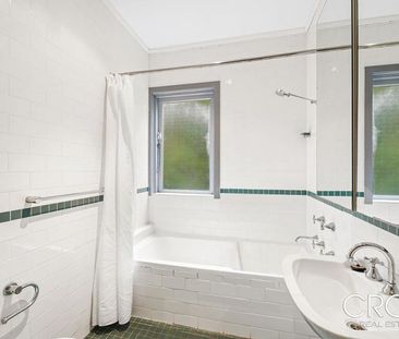 Spacious Two Bed Plus Sunroom Apartment - Photo 6