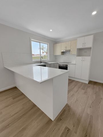 Brand New 2-Bedroom Cabin with Leafy Outlook & Private Access - Photo 5